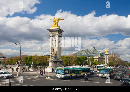 Pont Alexandre III e il Grand Palais con pedoni e il traffico sul bus in sole primaverile Parigi Francia Europa Foto Stock