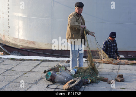 Fishermans che fissa le loro reti in sulina. Sulina è una piccola cittadina con il porto e del cantiere navale nella bocca di Dunabe delta. Foto Stock