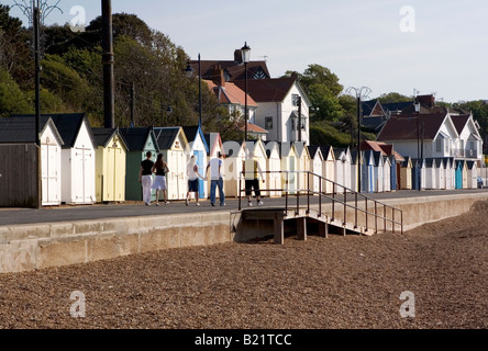 Oltrepassando la pittoresca spiaggia di capanne in Felixstowe, Suffolk, Inghilterra Foto Stock