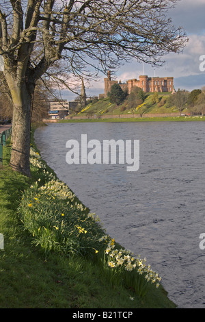 Guardando a nord lungo il fiume Ness a Inverness Castle Inverness regione delle Highlands Scozzesi Aprile 2008 Foto Stock