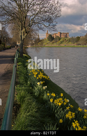 Guardando a nord lungo il fiume Ness a Inverness Castle Inverness regione delle Highlands Scozzesi Aprile 2008 Foto Stock