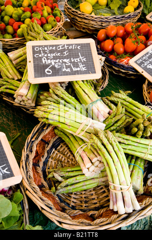 Stallo vegetali, Cours Saleya mercato, la città vecchia di Nizza, Sud Francia Foto Stock