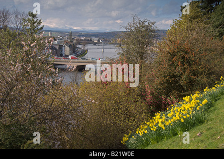 Guardando a nord lungo il fiume Ness da Inverness Castle Inverness regione delle Highlands Scozzesi Aprile 2008 Foto Stock