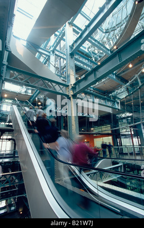 Escalator presso il Magazzino museo birreria Guinness Dublino Irlanda Foto Stock