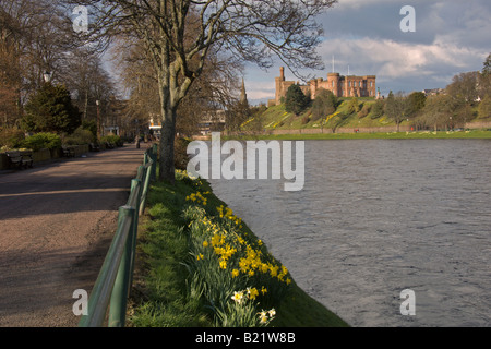 Guardando a nord lungo il fiume Ness a Inverness Castle Inverness regione delle Highlands Scozzesi Aprile 2008 Foto Stock