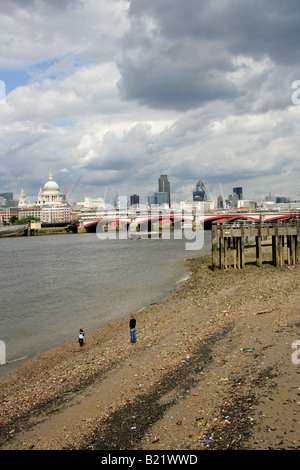 Skyline della riva nord del Tamigi visto dalla riva sud del fiume Tamigi, Londra, con la bassa marea Foto Stock