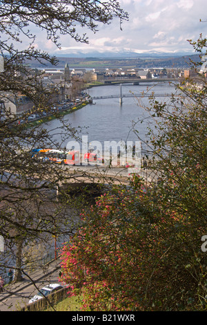 Guardando a nord lungo il fiume Ness da Inverness Castle Inverness regione delle Highlands Scozzesi Aprile 2008 Foto Stock