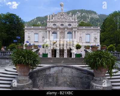 Vista in elevazione frontale del castello di Linderhof o palazzo casa di Re Ludwig 2 vicino a Oberammergau Baviera Germania Foto Stock