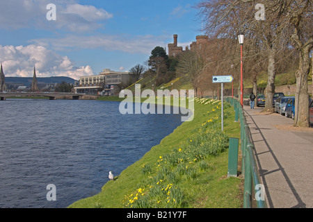 Guardando a nord lungo il fiume Ness a Inverness Castle Inverness regione delle Highlands Scozzesi Aprile 2008 Foto Stock