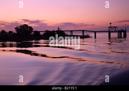 I colori del tramonto si riflette nelle acque di St George Island lungo North Floridas Panhandle Foto Stock