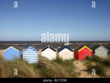 Dipinto luminosamente spiaggia di capanne di Southwold. Foto Stock