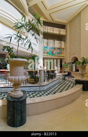 Verticale di ampio angolo interno dell'area di ricevimento di un lusso moderno hotel in Tunisia Foto Stock