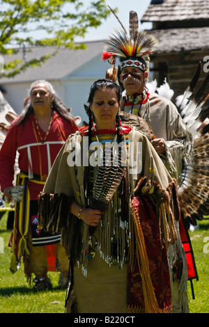 Giovane nativa americana una donna tribù Shawnee Indiani in Ohio USA verticale ad alta risoluzione degli Stati Uniti Foto Stock