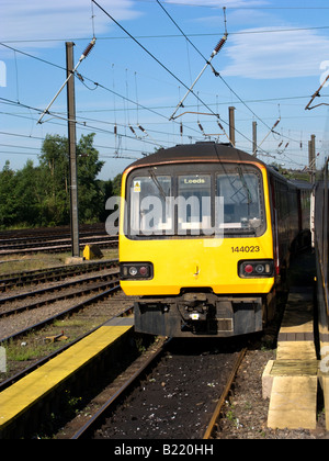 Classe 144 Diesel Multiple Unit, si fermò a Neville Hill traincare depot, Leeds Foto Stock