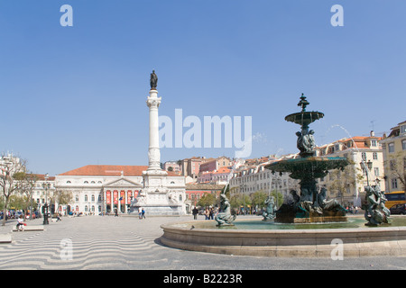 Lisbona, Portogallo. Piazza Rossio la piazza principale di Lisbona, Portogallo, e Casa di D. Maria II Teatro Nazionale (visto sul retro). Foto Stock