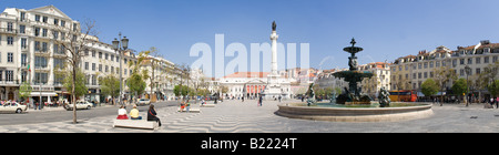 Lisbona, Portogallo. Piazza Rossio la piazza principale di Lisbona, Portogallo, e Casa di D. Maria II Teatro Nazionale (visto sul retro). Foto Stock