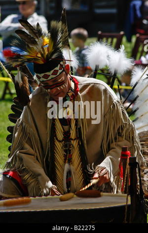 Shawnee Native American un uomo che suona la batteria Shawnee Tribe Indians in Ohio OH USA USA USA, che vive la vita quotidiana in verticale ad alta risoluzione Foto Stock