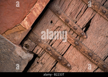 Antica porta della tomba di ISA KHAN per motivi di HUMAYUNS TOMBA NUOVA DELHI INDIA Foto Stock