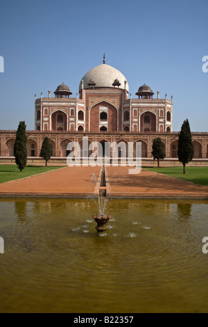 Fontana e HUMAYUNS tomba che è un raffinato esempio di architettura di Mughal NEW DELHI INDIA Foto Stock