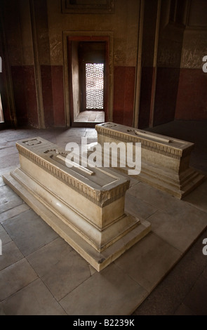 Marmo bianco tombe nella tomba HUMAYUNS che è un ottimo esempio di elementi architettonici MUGHAL NEW DELHI INDIA Foto Stock