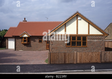 Nuovo staccato bungalow in attesa di occupanti Foto Stock