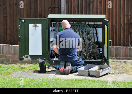 BT ingegnere di lavoro su cavi in armadio stradale Foto Stock