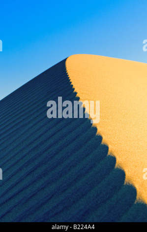 Dune di sabbia oltre il cielo blu Foto Stock