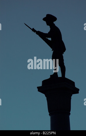 Una silhouette di un memoriale di guerra in Burra situato in Sud Australia, della metà del Nord Foto Stock