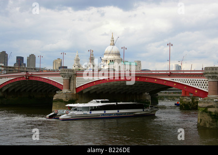Blackfriars Road e il ponte pedonale, il fiume Tamigi, Southwark, Londra Foto Stock