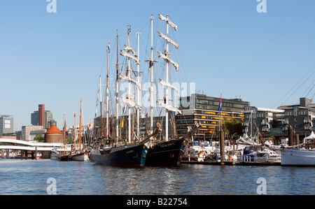 Amburgo Landungsbruecken con Germanischer Lloyd Head Office Foto Stock