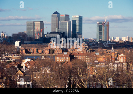 London docklands vista dal parco di Greenwich attraverso Greenwich sui tetti di Londra Inghilterra Regno unito Gb Foto Stock