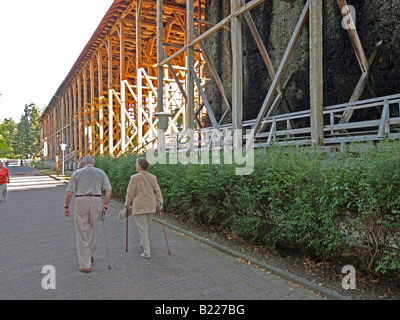 Spa gli ospiti di uscire per una passeggiata a graduazione salina casa casa thron in giardini termali nella città di Bad Orb Hesse in Germania Foto Stock