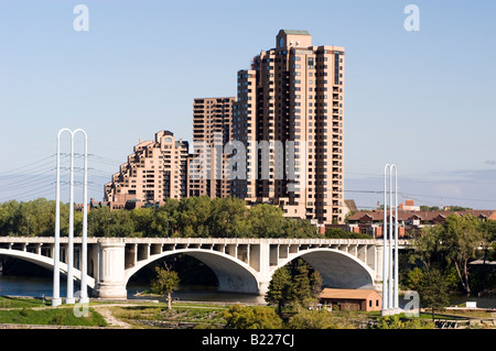 Edificio condominiale in Minneapolis Minnesota ponte che attraversa il fiume Mississippi in primo piano Foto Stock