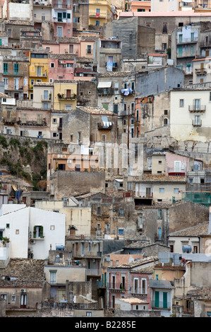 Ad alta densità abitativa nel paese collinare, Italia Foto Stock