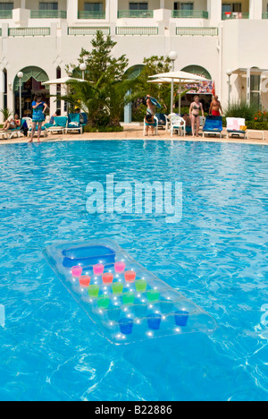 Verticale di un ampio angolo di visione di un vuoto di lilo gonfiabile galleggiante in una piscina presso un hotel grande e moderno Foto Stock