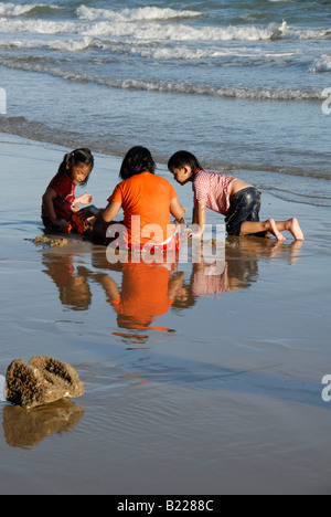 Chidren avendo divertimento , giocando nella sabbia, spiaggia di rayong , della Thailandia Foto Stock