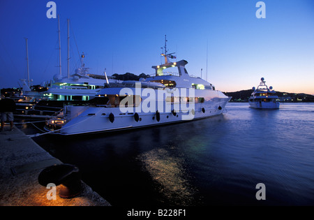 Ancoraggio di yacht in porto a porto Cervo Costa Smeralda Gallura Sardegna Italia Foto Stock
