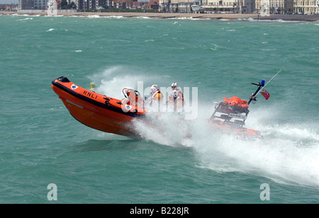 La scialuppa di salvataggio costiera RNLI ha preso il nome di Blue Peter 1 in azione al largo del lungomare di Worthing UK Foto Stock