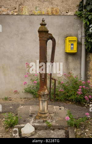 Pubblica vecchia pompa acqua in strada in Francia 26 giugno 2008 Foto Stock