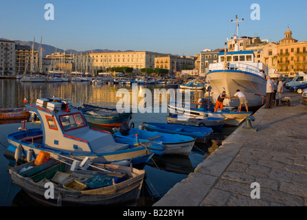Lo scarico del pescato del giorno al porto "La Cala" di sunrise Foto Stock