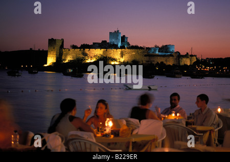 Valutazione seduto in un ristorante all'aperto la sera tardi castello di San Pietro Bodrum Mugla Turchia Foto Stock