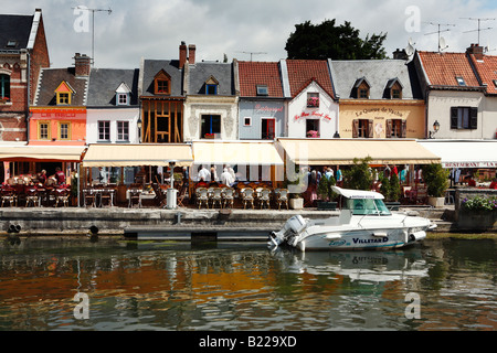 Ristoranti in piccole case antiche con terrasses al Quai Belu, Quartier Saint Leu, Amiens, Piccardia, nel nord della Francia Foto Stock