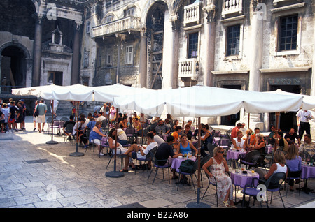 La gente seduta in pavement cafe il Palazzo di Diocleziano Split Dalmazia Croazia Foto Stock