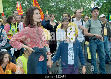 Parigi FRANCIA, 'Anti nucleare " dimostrazione di potenza delle ONG ambientali famiglia francese in folla pubblico Foto Stock