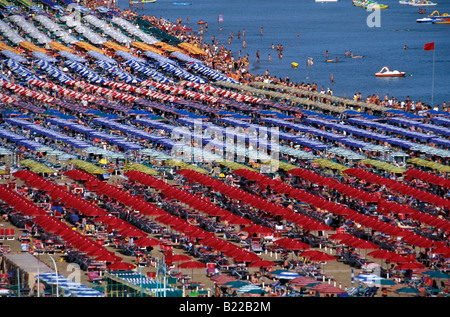 Vista aerea di una spiaggia con una massiccia quantità di ombrelloni Cattolica Riviera Adriatica Italia Foto Stock