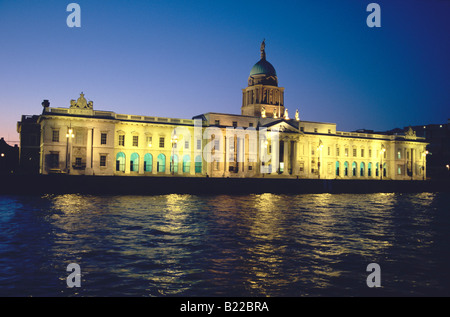 Vista notturna dal fiume di Custom House Dublino Irlanda Foto Stock