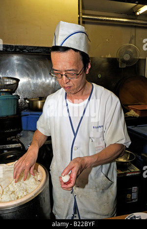 Lo chef giapponese rendendo sushi in sushi bar Giapponese Sendai, Giappone Foto Stock