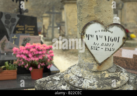 A forma di cuore sulla placca una tomba in Tracy-Sur-Mer, Normandia, Francia Foto Stock