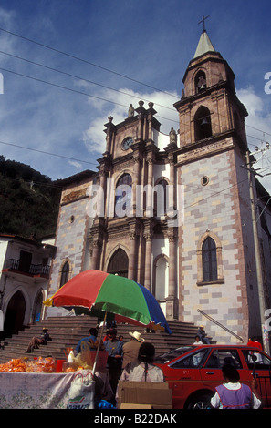 Chiesa sulla piazza principale della vecchia città mineraria di Angangueo, Michoacan, Messico. Foto Stock