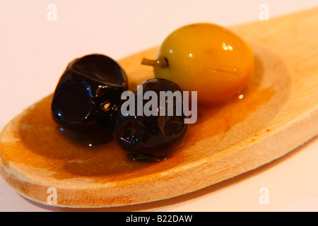 Isolato, olive nere e verdi Foto Stock